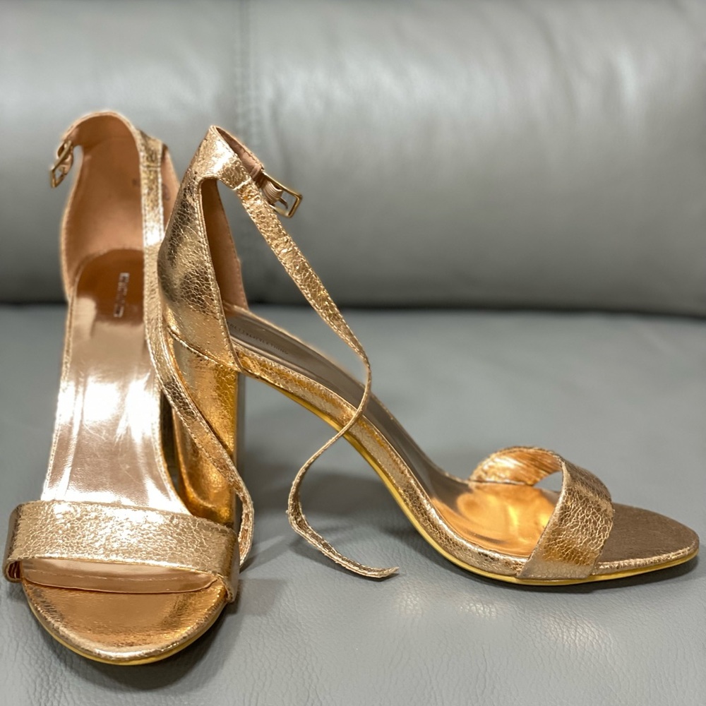 Beautiful Rose gold chunky heeled sandals by Pretty Little Thing - Picture 7 of 7